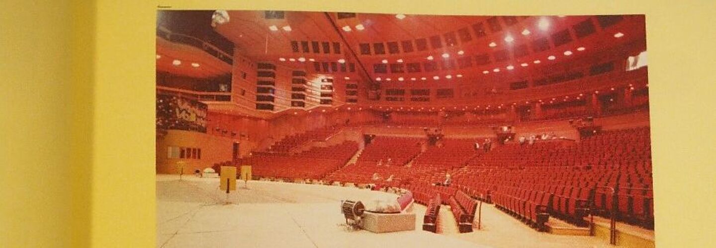 Blick in die Beispielakte zum Friedrichstadtpalast. Zu sehen sind zwei Fotos der Bühne und des leeren Zuschauerraums.