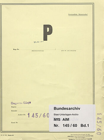 Ein gelber Akteneinband. Zentral aufgedruckt ist ein großes 'P'. Weiter unten steht 'gesperrte Ablage' und die Archivsignatur 145/60. Rechts unten ist ein Aufkleber des Bundesarchivs, der diese Angaben wiederholt.
