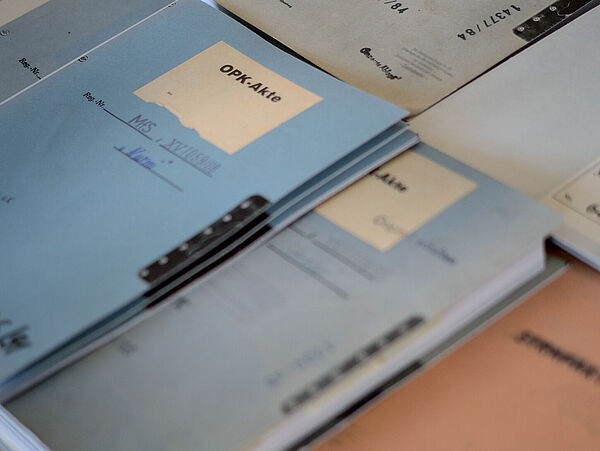 Blick auf einige Beispielakten Mehrere Beispielakten übereinander. Links zu sehen ist die Akte "Nurmi"