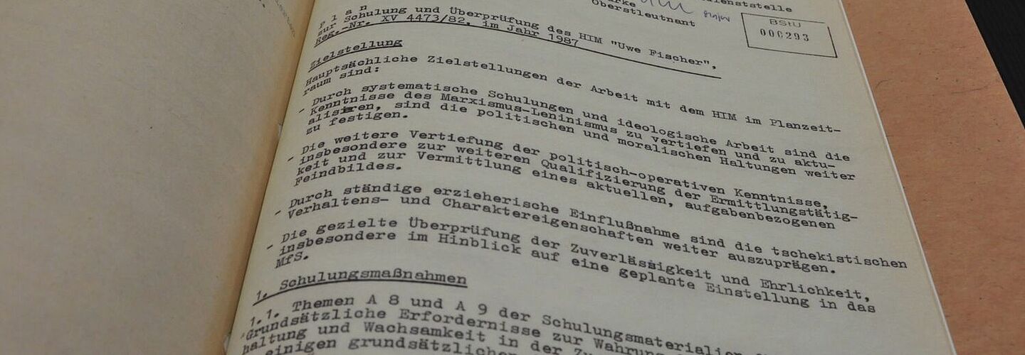 Blick in eine geöffnete Beispielakte. Zu sehen ist ein Plan zur Schulung und Überprüfung der Arbeit des HIM „Uwe Fischer“.