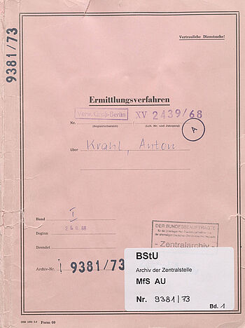 Zu sehen ist ein rosafarbener Aktendeckel. Auf ihm steht oben 'Ermittlungsverfahren'. Darunter ist ein Stempel 'Verw. Groß-Berlin' und die Registriernummer XV 2439/68. Zentral steht 'Krazl, Anton'geschrieben. Darunter findet sich die Archivnummer 9381/73.